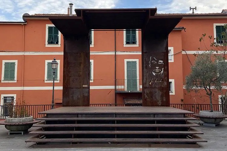 Piazza DeAndrè di Sarzana appartamento vacanze Il Grottino di Sarzana